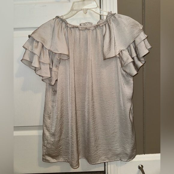 ❤️2 for 10❤️ Alex & Lili beige short sleeve flutter sleeve tie neck silky blouse - Picture 2 of 3